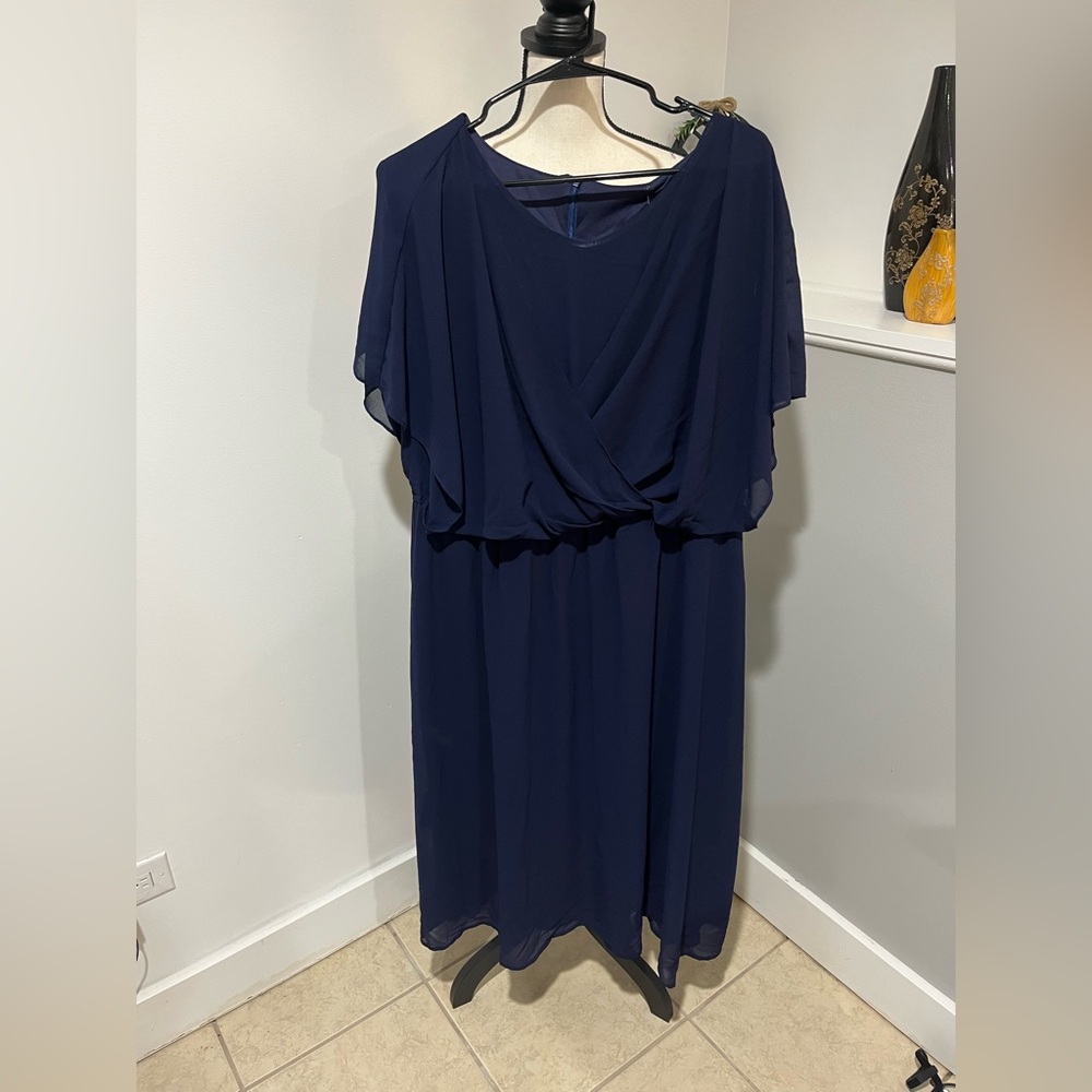 Plus Size Navy V-Neck Chiffon Midi Dress - Picture 6 of 8